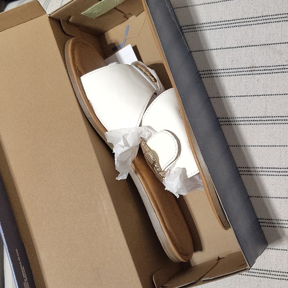 New Universal Thread Nesryn Gold Seashell Accent Sandals In White Size Women's 9 - Picture 3 of 8